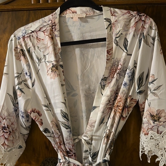 Le Rose Floral Patterned Short Robe Size XS/S - Picture 2 of 7